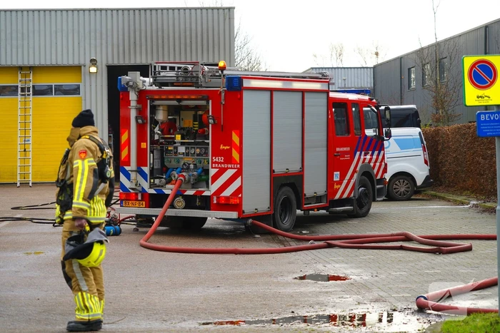 Olievaten vliegen in brand bij autobedrijf