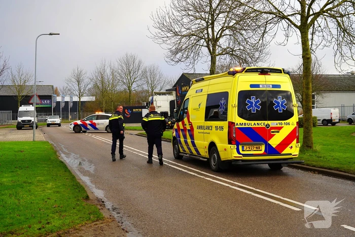 Olievaten vliegen in brand bij autobedrijf