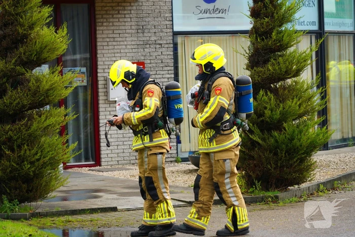 Olievaten vliegen in brand bij autobedrijf