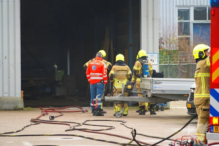 Olievaten vliegen in brand bij autobedrijf