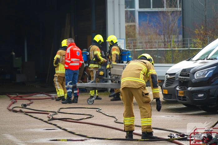 Olievaten vliegen in brand bij autobedrijf
