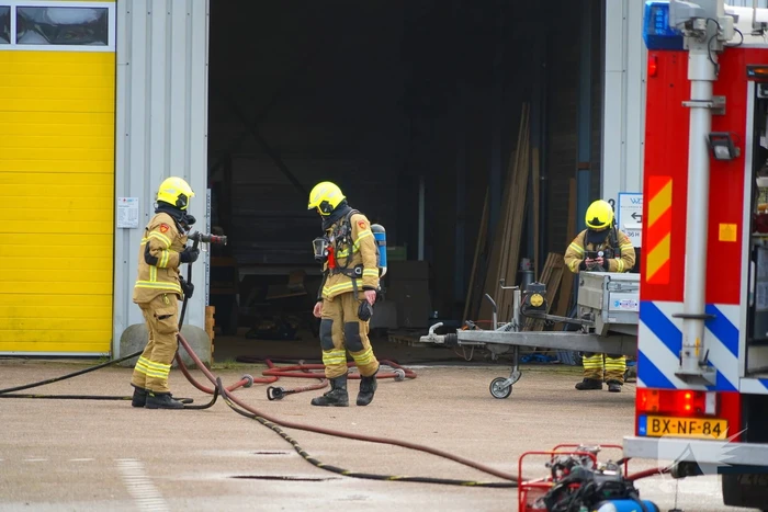Olievaten vliegen in brand bij autobedrijf