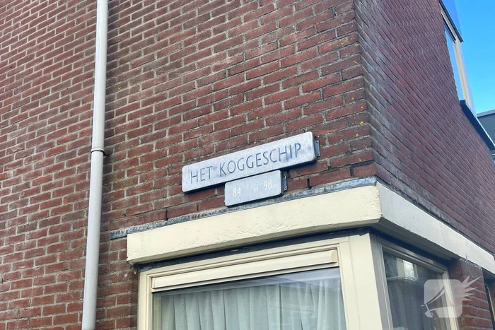 Voordeur van een woning beschadigd door een explosief