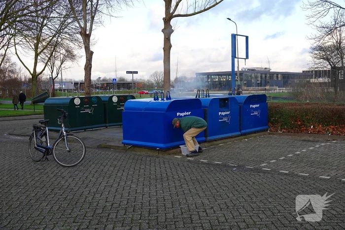 Veel rookontwikkeling bij brand in papiercontainer