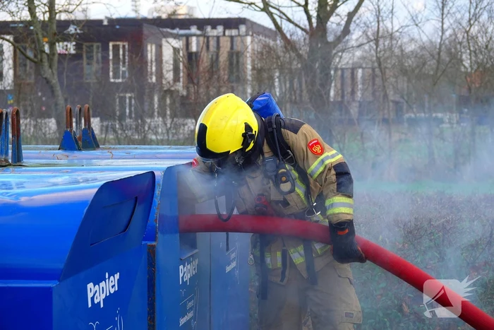 Veel rookontwikkeling bij brand in papiercontainer