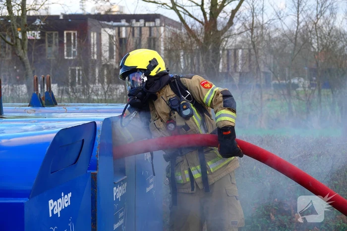 Veel rookontwikkeling bij brand in papiercontainer