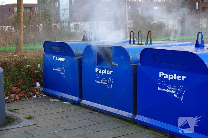 Veel rookontwikkeling bij brand in papiercontainer