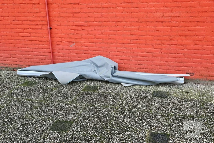Brandweer verwijdert gevaarlijk loshangend zonnescherm
