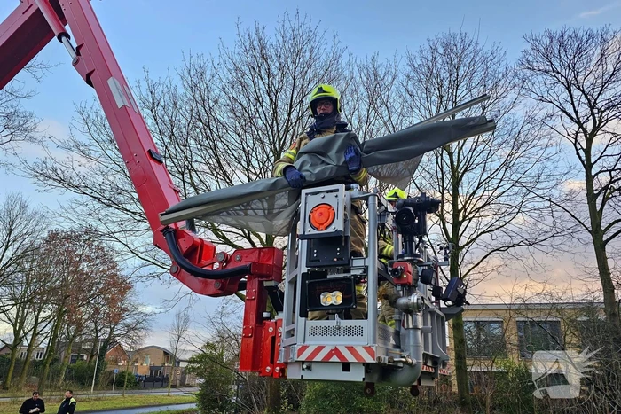 Brandweer verwijdert gevaarlijk loshangend zonnescherm