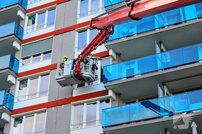 Brandweer verwijdert gevaarlijk loshangend zonnescherm