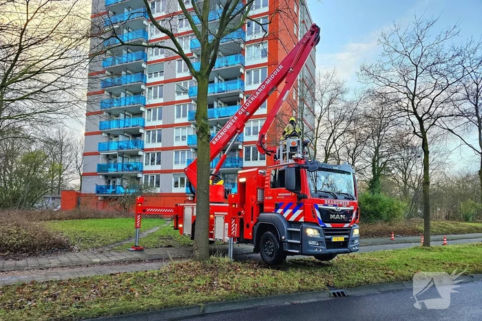 Brandweer verwijdert gevaarlijk loshangend zonnescherm