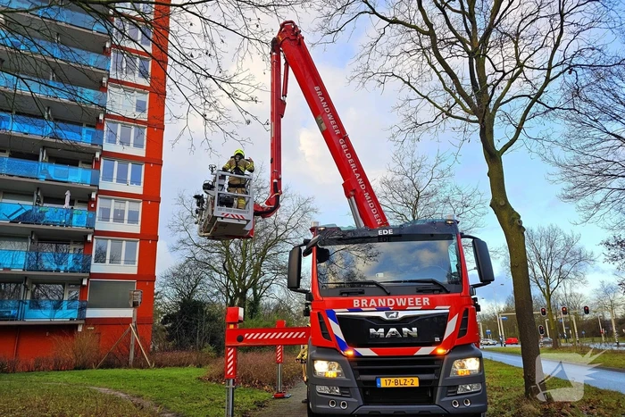 Brandweer verwijdert gevaarlijk loshangend zonnescherm