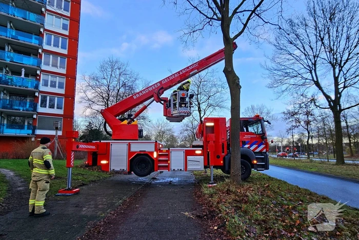 Brandweer verwijdert gevaarlijk loshangend zonnescherm