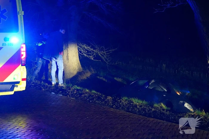 Auto botst door gladheid tegen een boom