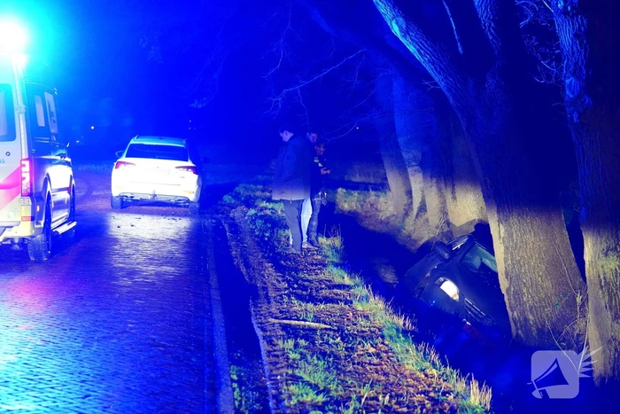 Auto botst door gladheid tegen een boom