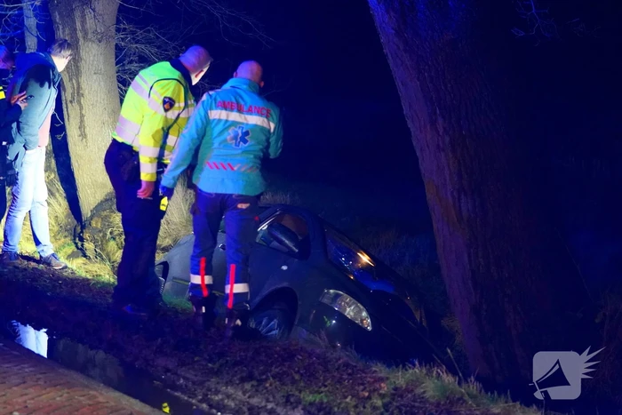 Auto botst door gladheid tegen een boom