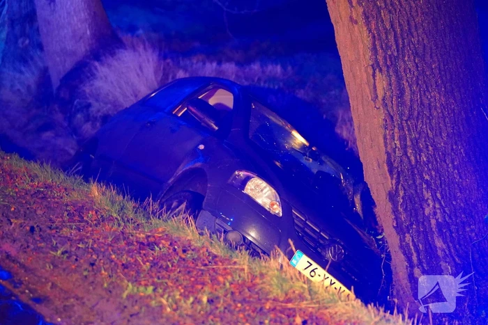 Auto botst door gladheid tegen een boom