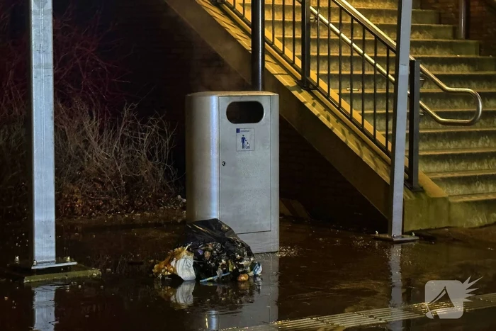 Prullenbak in brand bij station