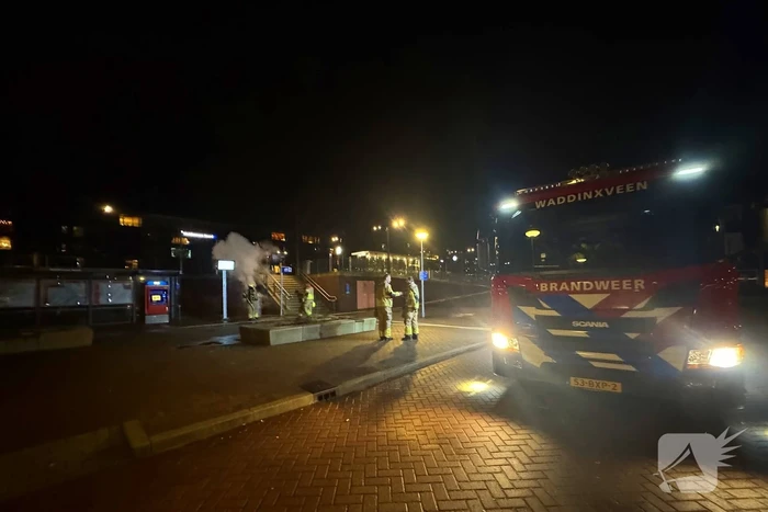 Prullenbak in brand bij station