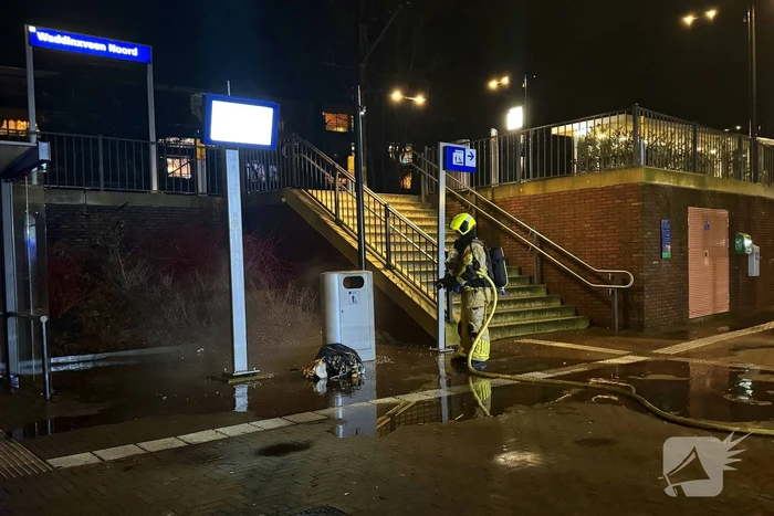 Prullenbak in brand bij station