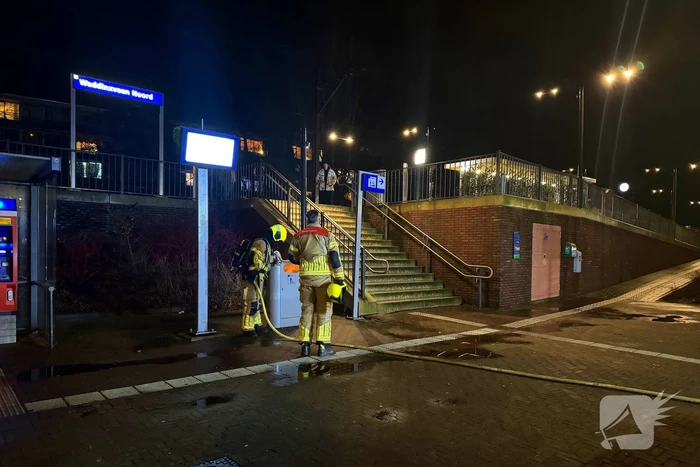 Prullenbak in brand bij station