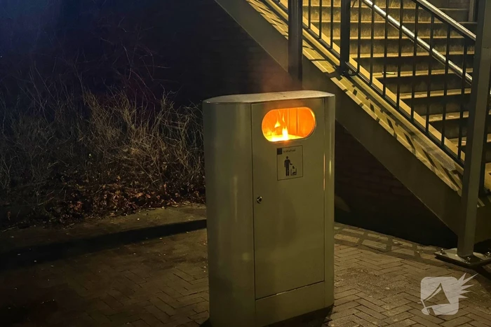 Prullenbak in brand bij station