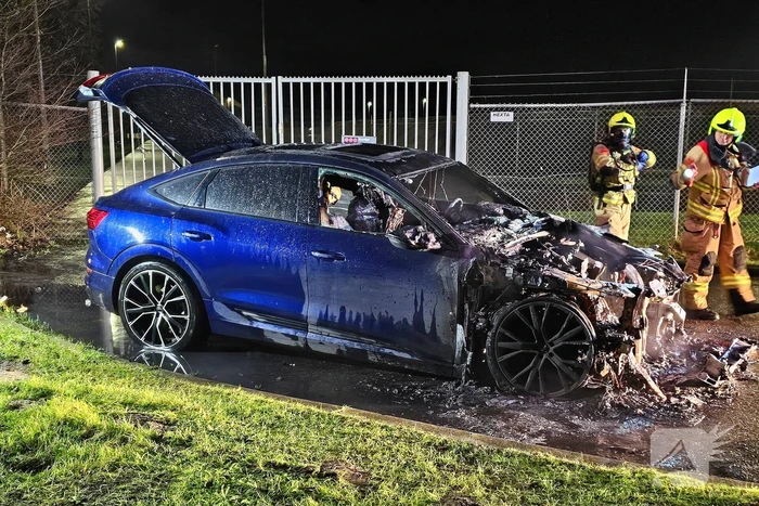 Auto verwoest door brand