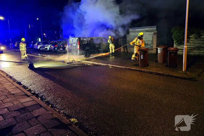 Tweede autobrand deze nacht, bestelbus verwoest