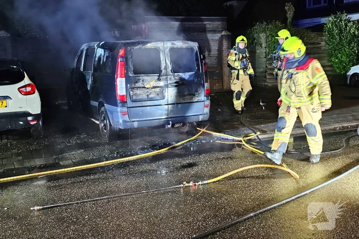 Tweede autobrand deze nacht, bestelbus verwoest