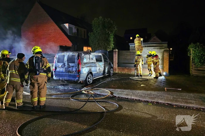 Tweede autobrand deze nacht, bestelbus verwoest