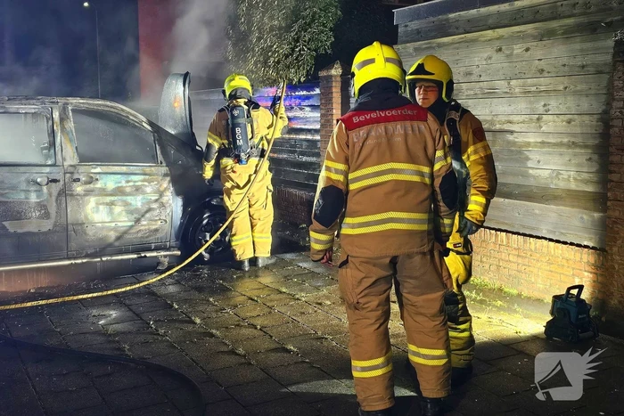 Tweede autobrand deze nacht, bestelbus verwoest