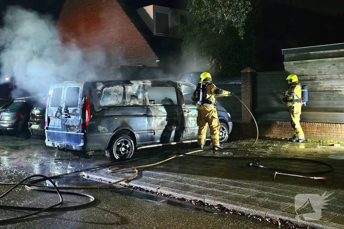 Tweede autobrand deze nacht, bestelbus verwoest