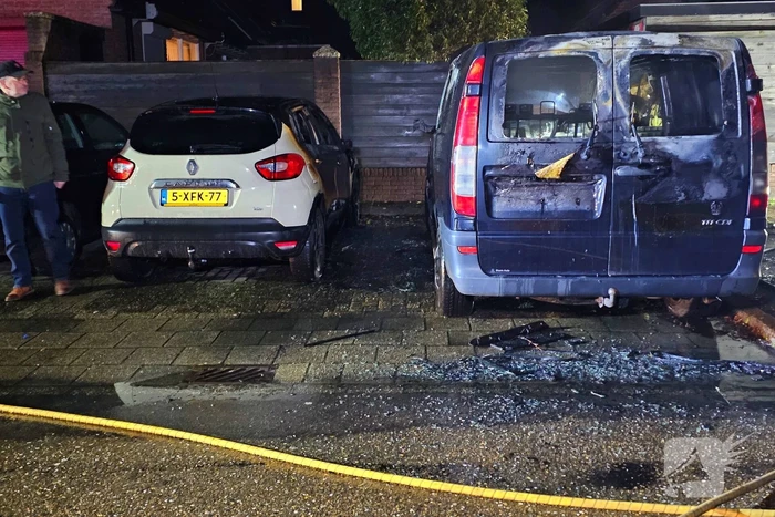 Tweede autobrand deze nacht, bestelbus verwoest