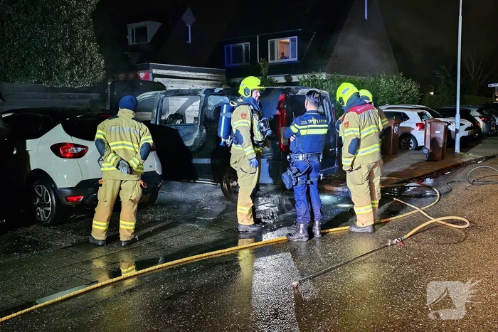 Tweede autobrand deze nacht, bestelbus verwoest