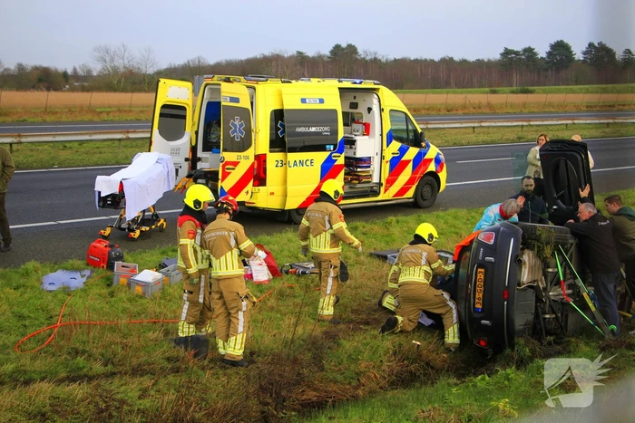 Gewonde nadat auto op zijkant in greppel naast snelweg belandt