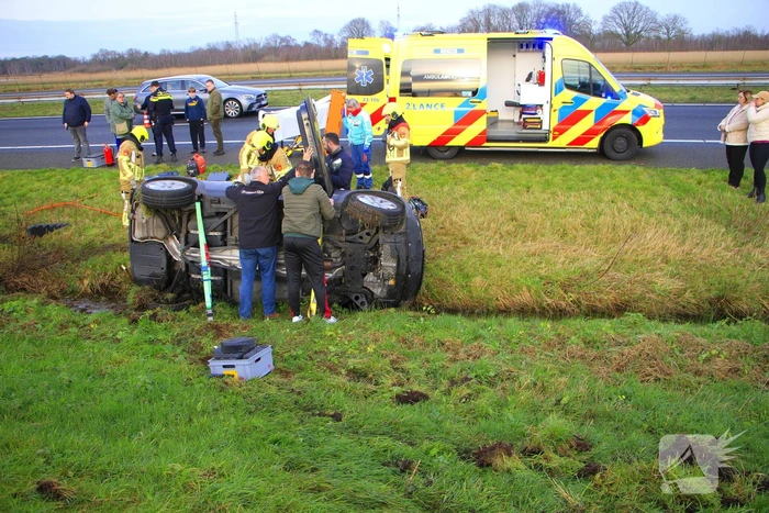 Gewonde nadat auto op zijkant in greppel naast snelweg belandt