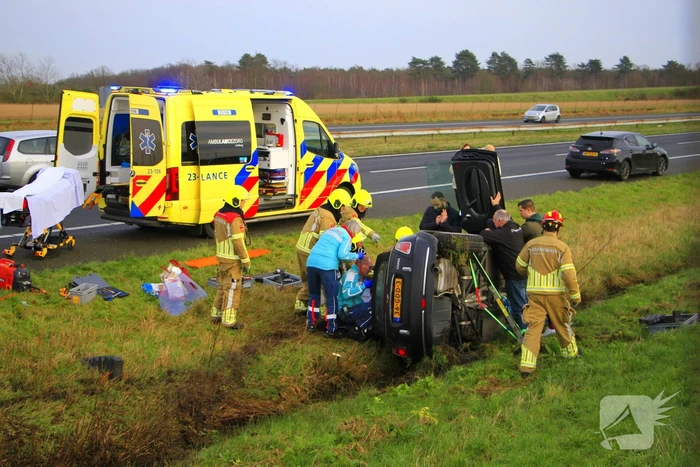 Gewonde nadat auto op zijkant in greppel naast snelweg belandt