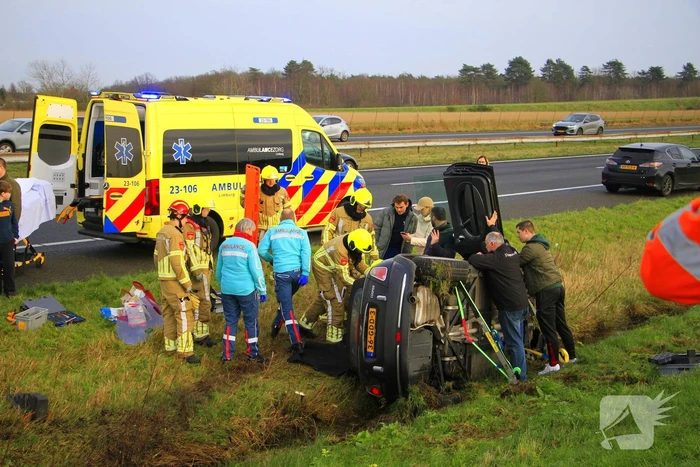 Gewonde nadat auto op zijkant in greppel naast snelweg belandt