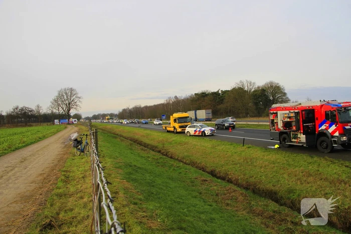 Gewonde nadat auto op zijkant in greppel naast snelweg belandt