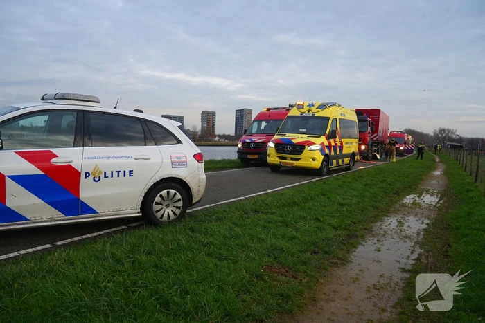 Auto te water met bestuurder in het raam
