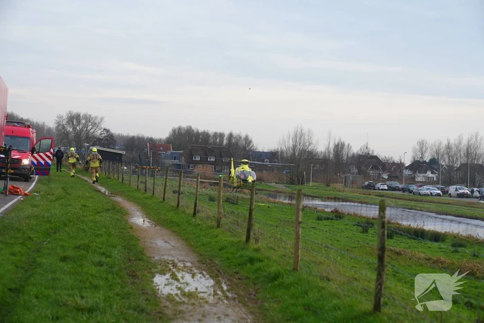 Auto te water met bestuurder in het raam