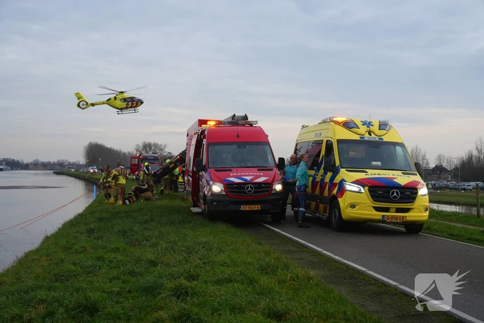 Auto te water met bestuurder in het raam