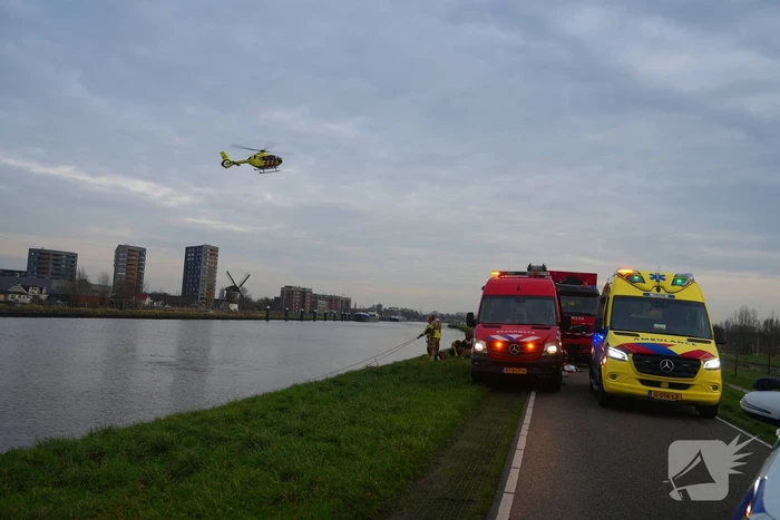 Auto te water met bestuurder in het raam