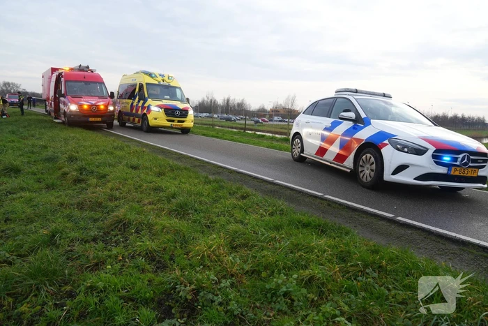 Auto te water met bestuurder in het raam
