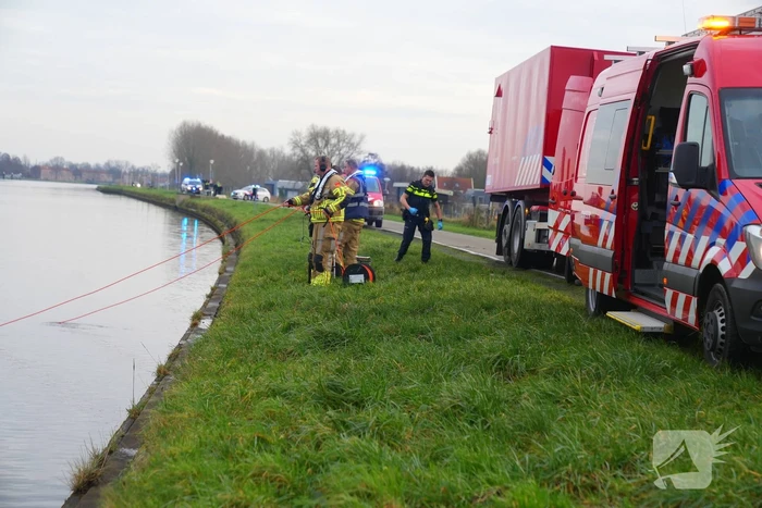 Auto te water met bestuurder in het raam