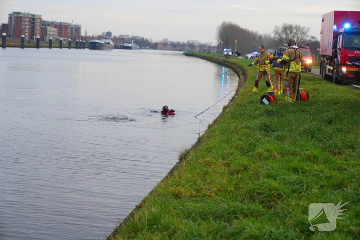 Auto te water met bestuurder in het raam