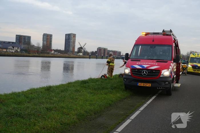 Auto te water met bestuurder in het raam