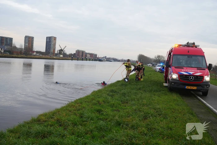 Auto te water met bestuurder in het raam
