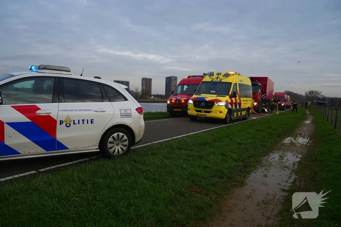 Auto te water met bestuurder in het raam