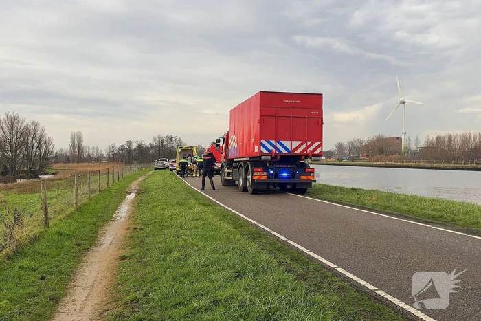 Auto te water met bestuurder in het raam